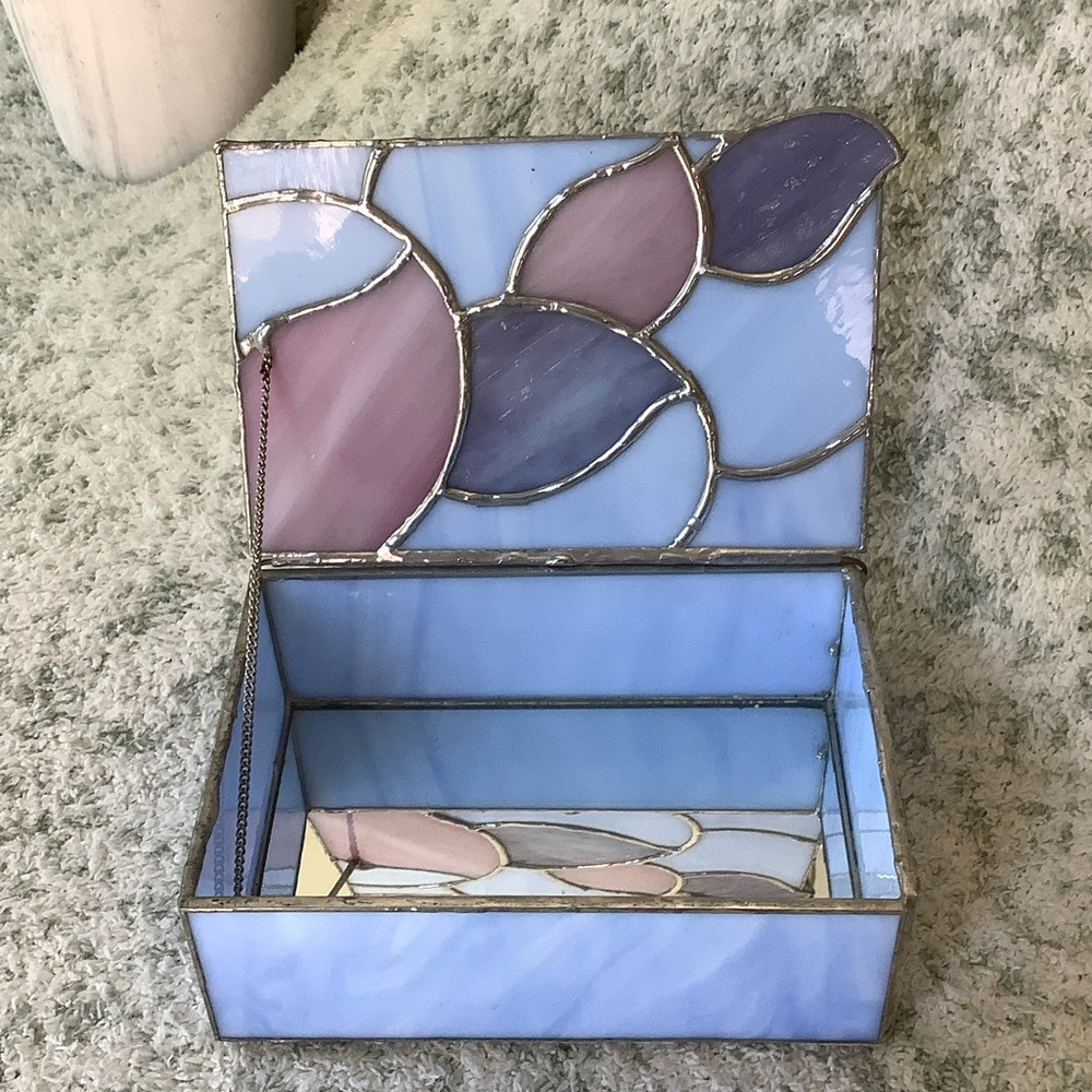 Hydrangeas Stained Glass Jewelry Trinket Box in Blue and Lavender NWT 4.25x6.25”
